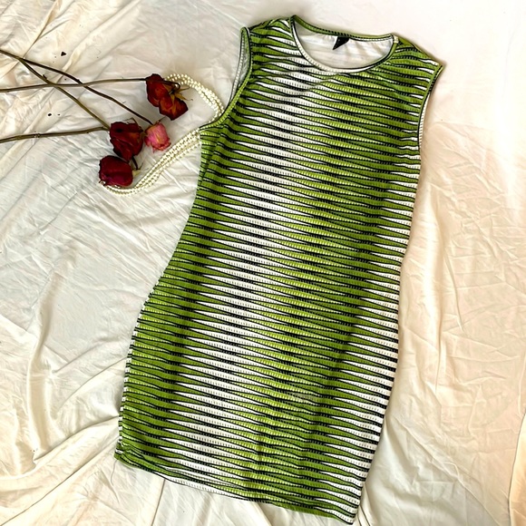 ✨🐍Green Geo Print Bodycon Dress🐍✨ - Picture 1 of 3